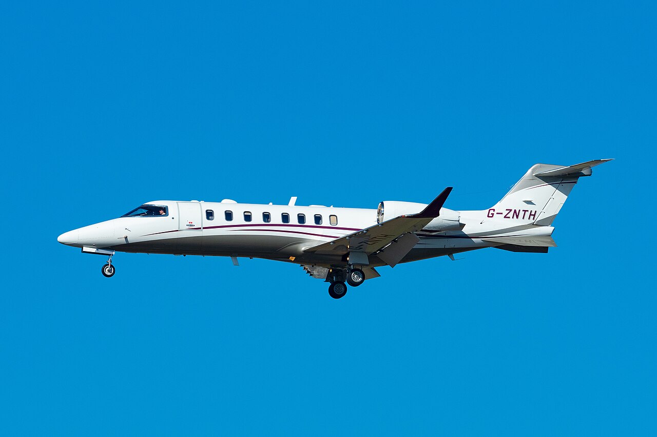 Learjet 75 — G-ZNTH Learjet 75 LJ75 c n 45-540 - BZE (46212773245).jpg