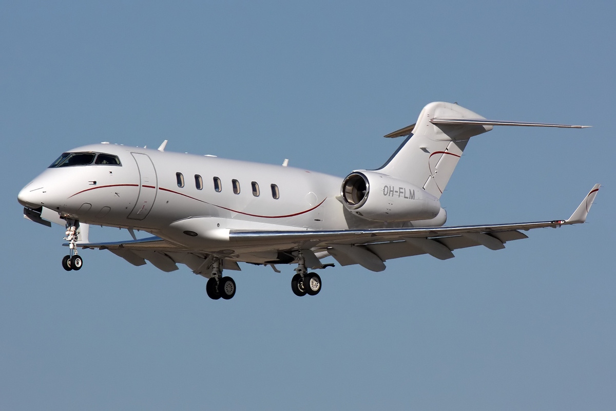 Bombardier Challenger 300 — Bombardier BD-100-1A10 Challenger 300 AN1704544.jpg